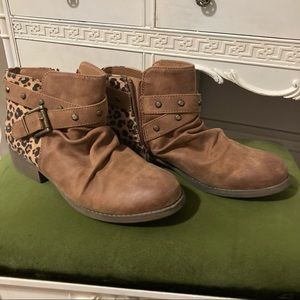 White Mountain Savant Leopard Booties